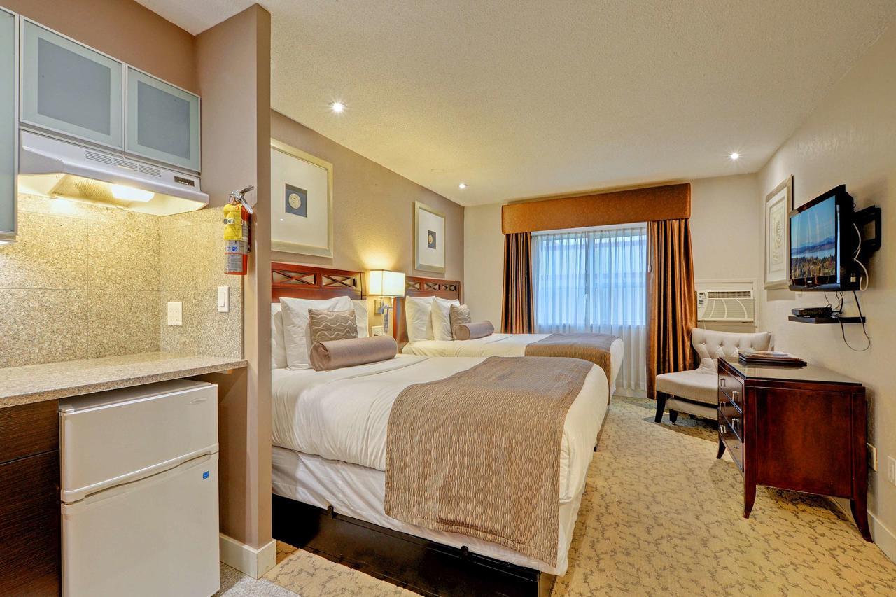 Red Lion Inn And Suites Victoria Saanich Extérieur photo
