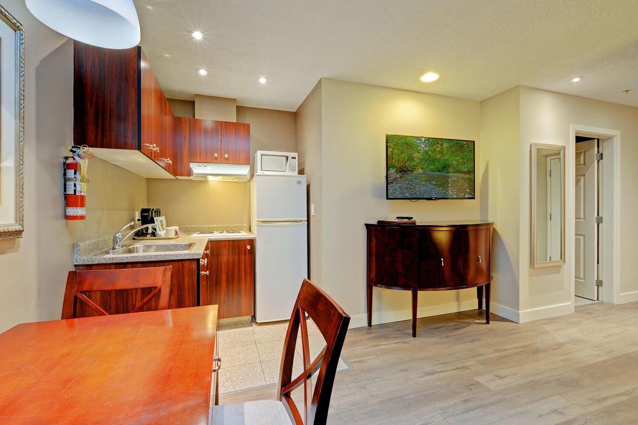 Red Lion Inn And Suites Victoria Saanich Extérieur photo