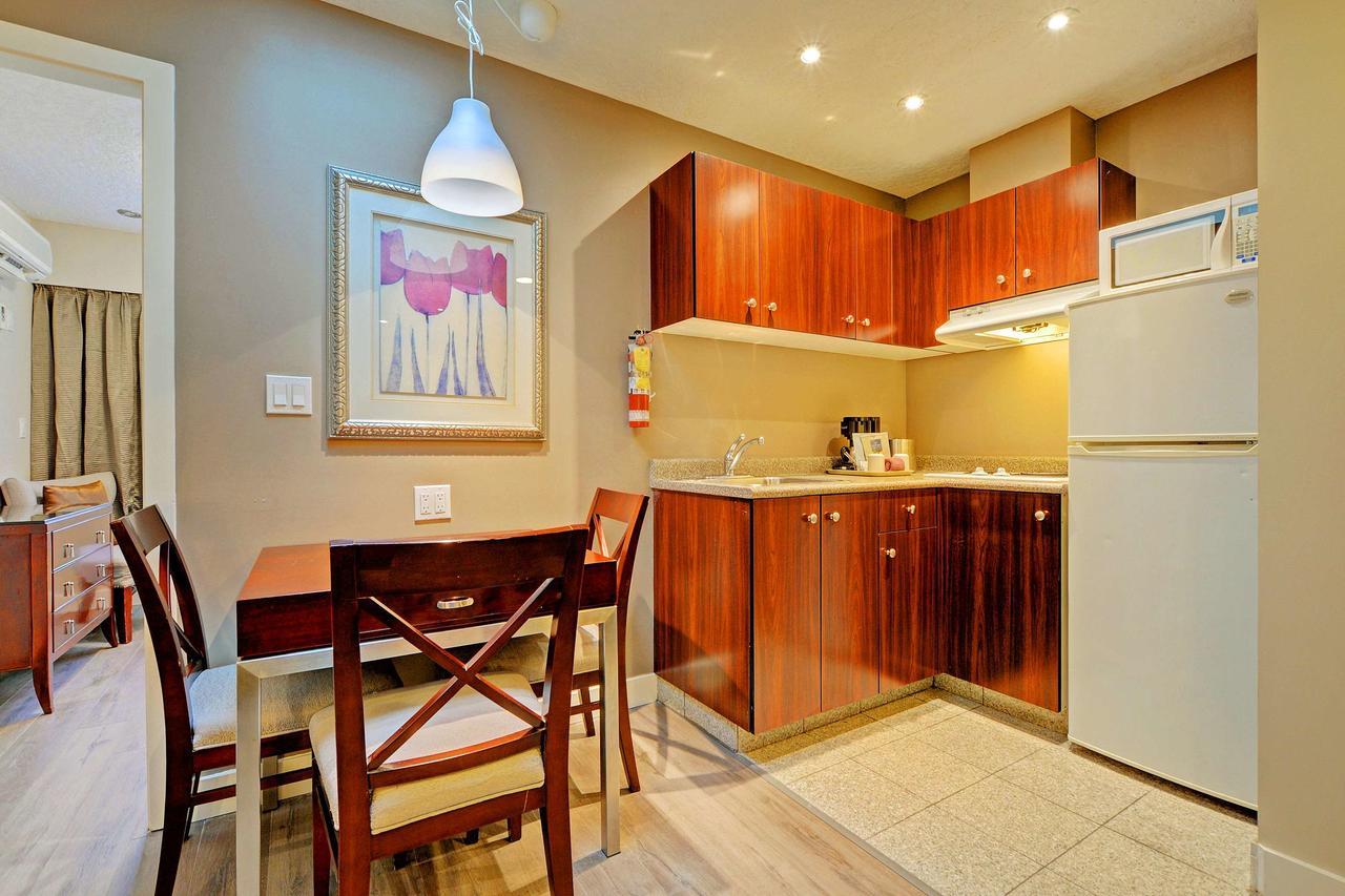 Red Lion Inn And Suites Victoria Saanich Extérieur photo
