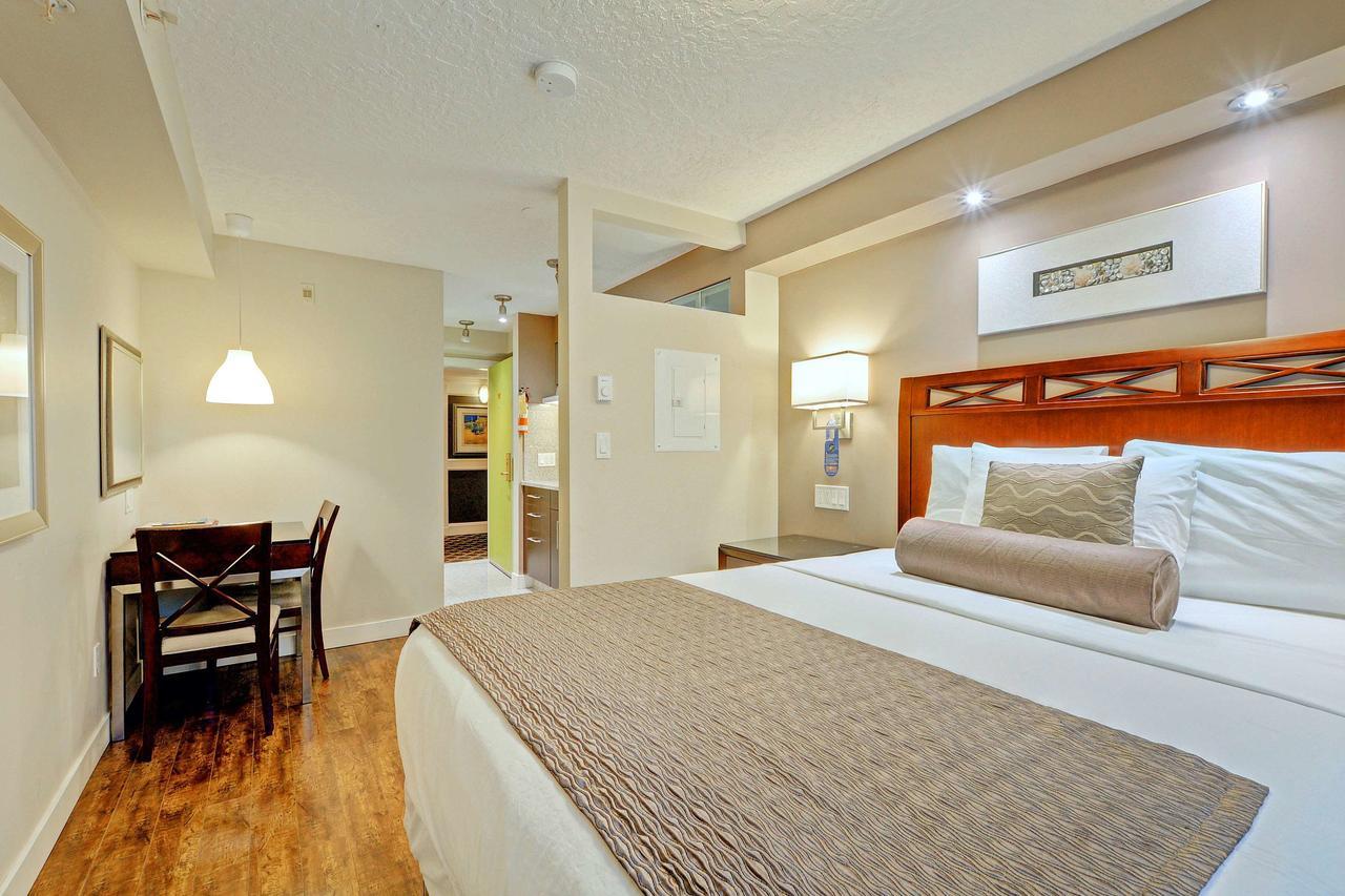 Red Lion Inn And Suites Victoria Saanich Extérieur photo