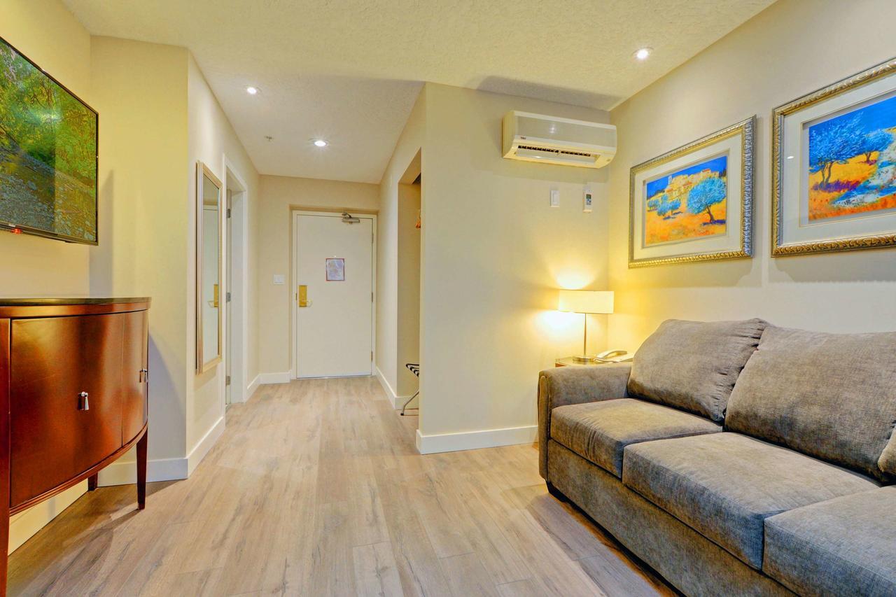 Red Lion Inn And Suites Victoria Saanich Extérieur photo