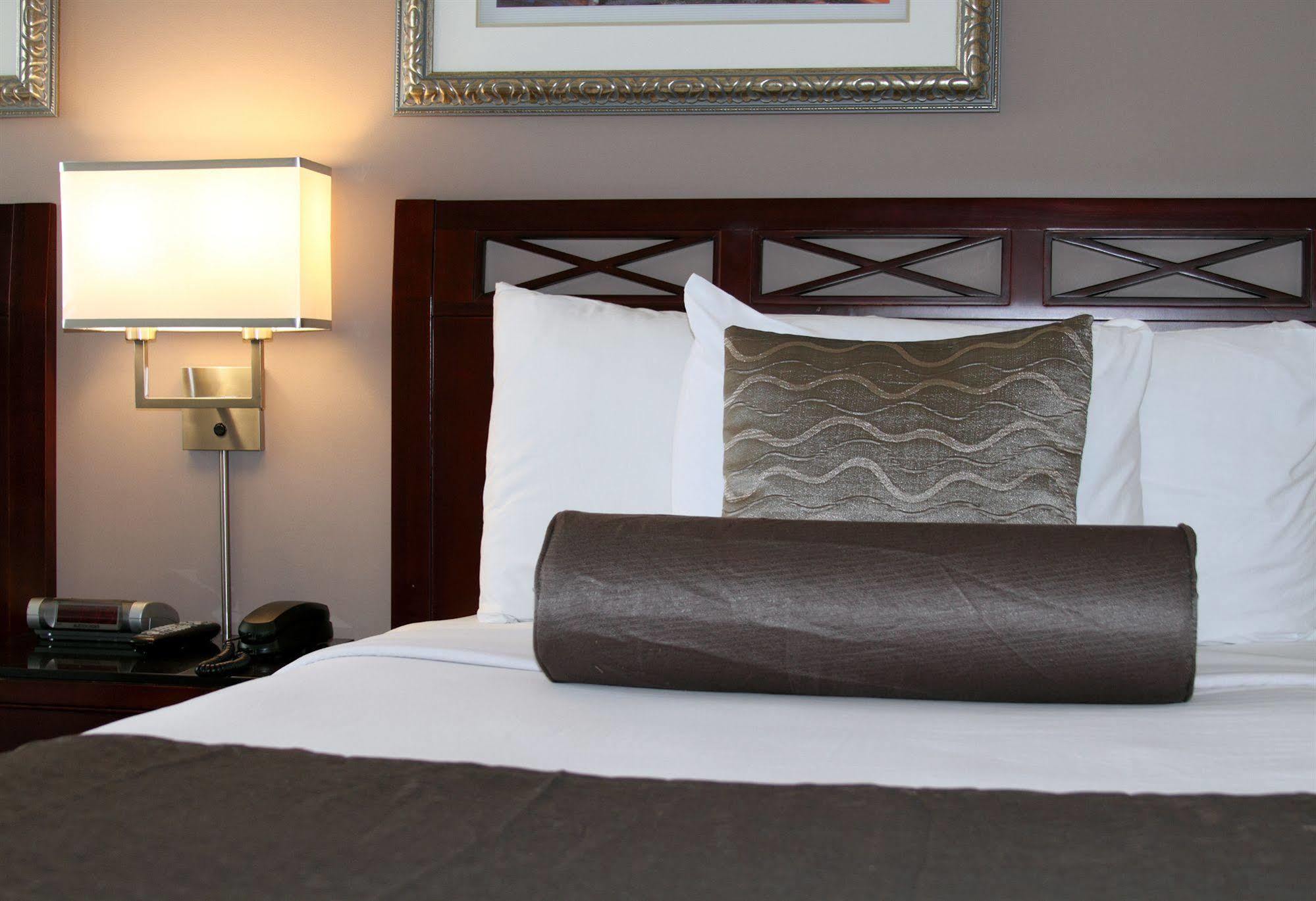 Red Lion Inn And Suites Victoria Saanich Extérieur photo
