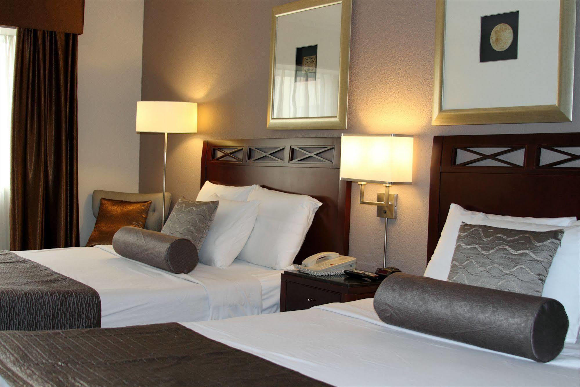 Red Lion Inn And Suites Victoria Saanich Extérieur photo