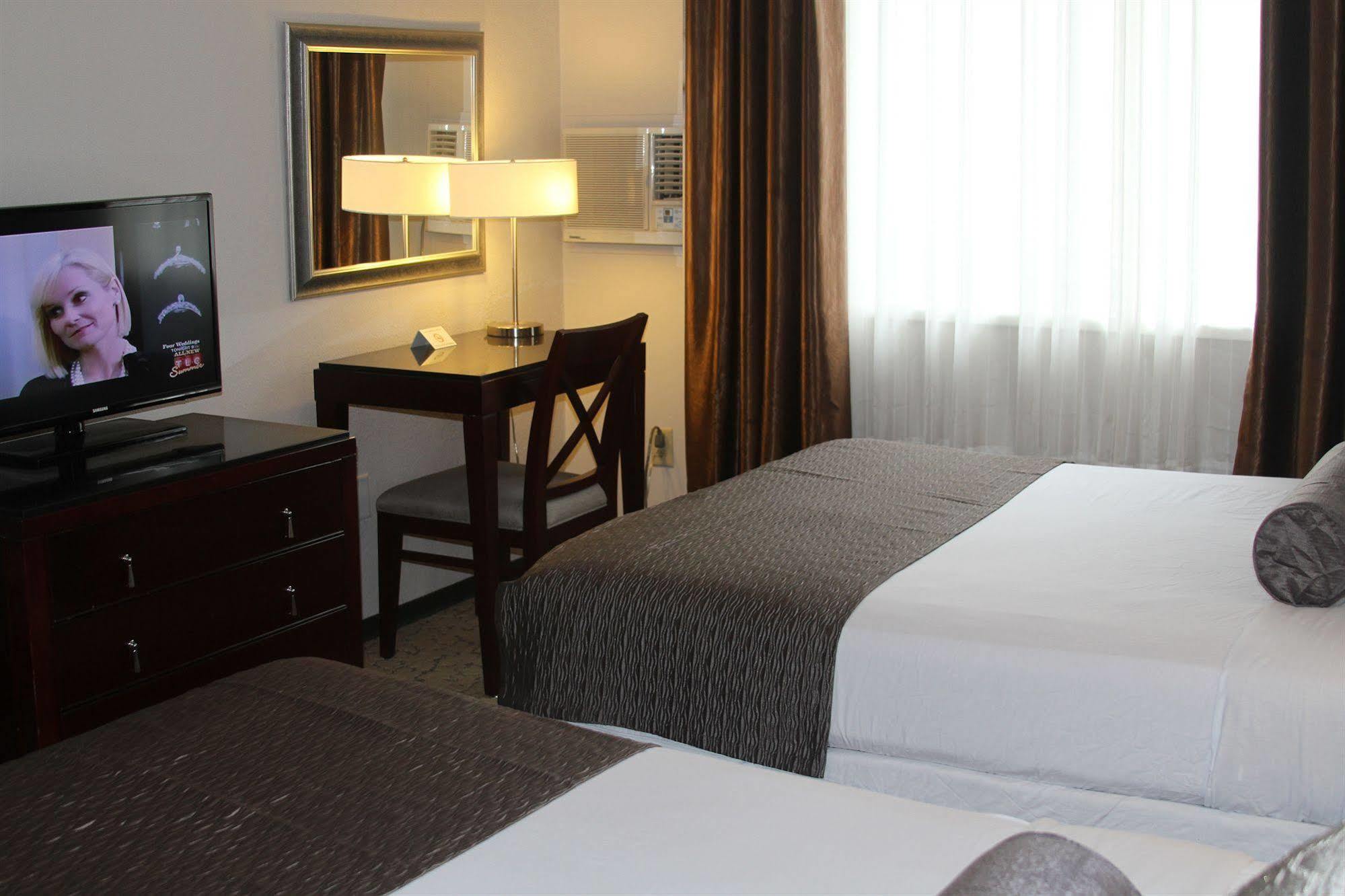 Red Lion Inn And Suites Victoria Saanich Extérieur photo