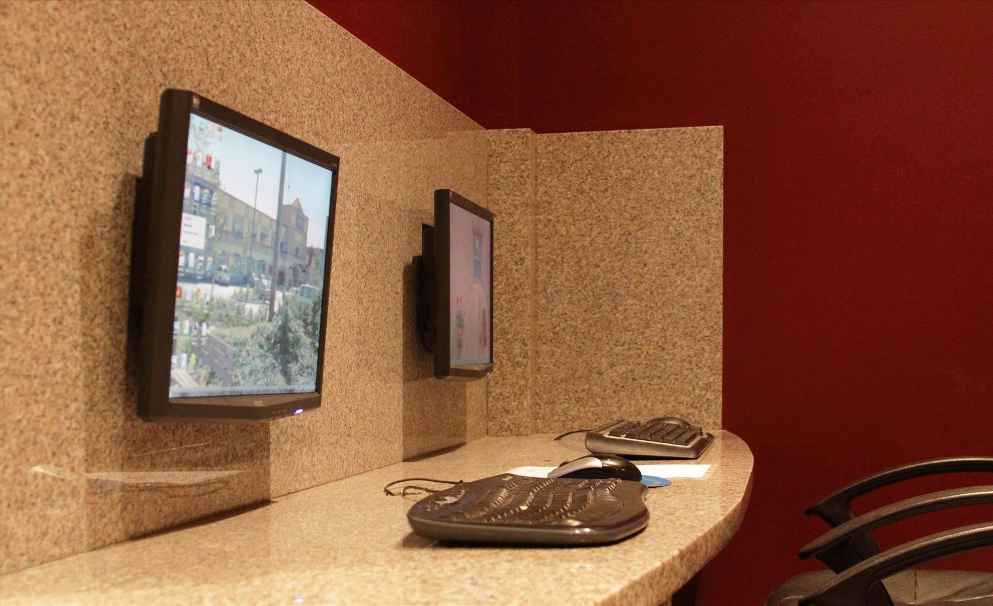 Red Lion Inn And Suites Victoria Saanich Extérieur photo