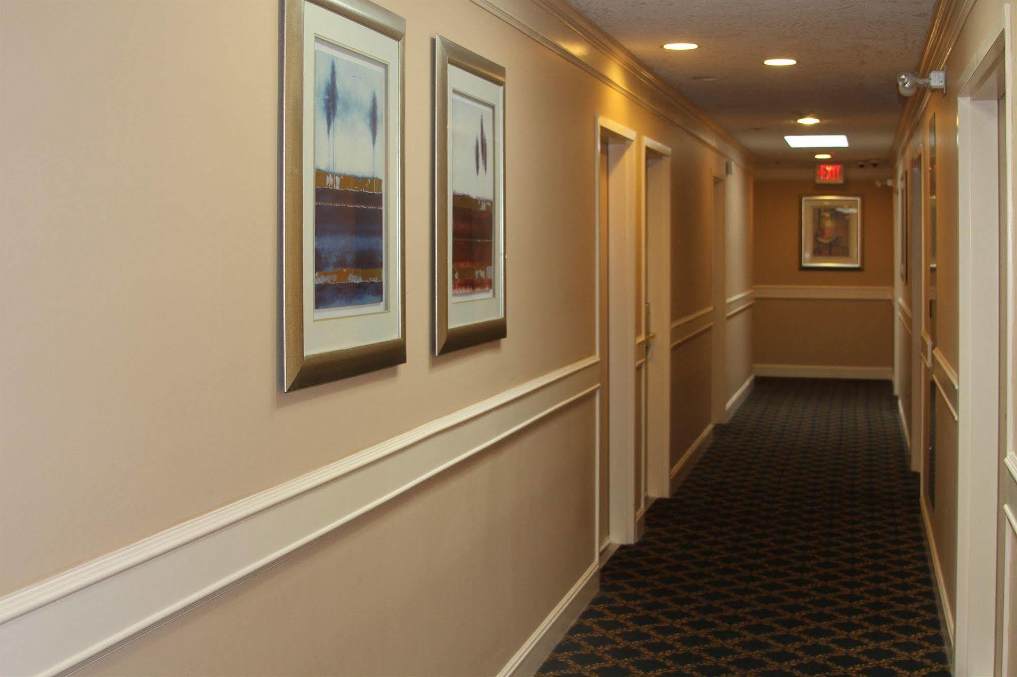 Red Lion Inn And Suites Victoria Saanich Extérieur photo