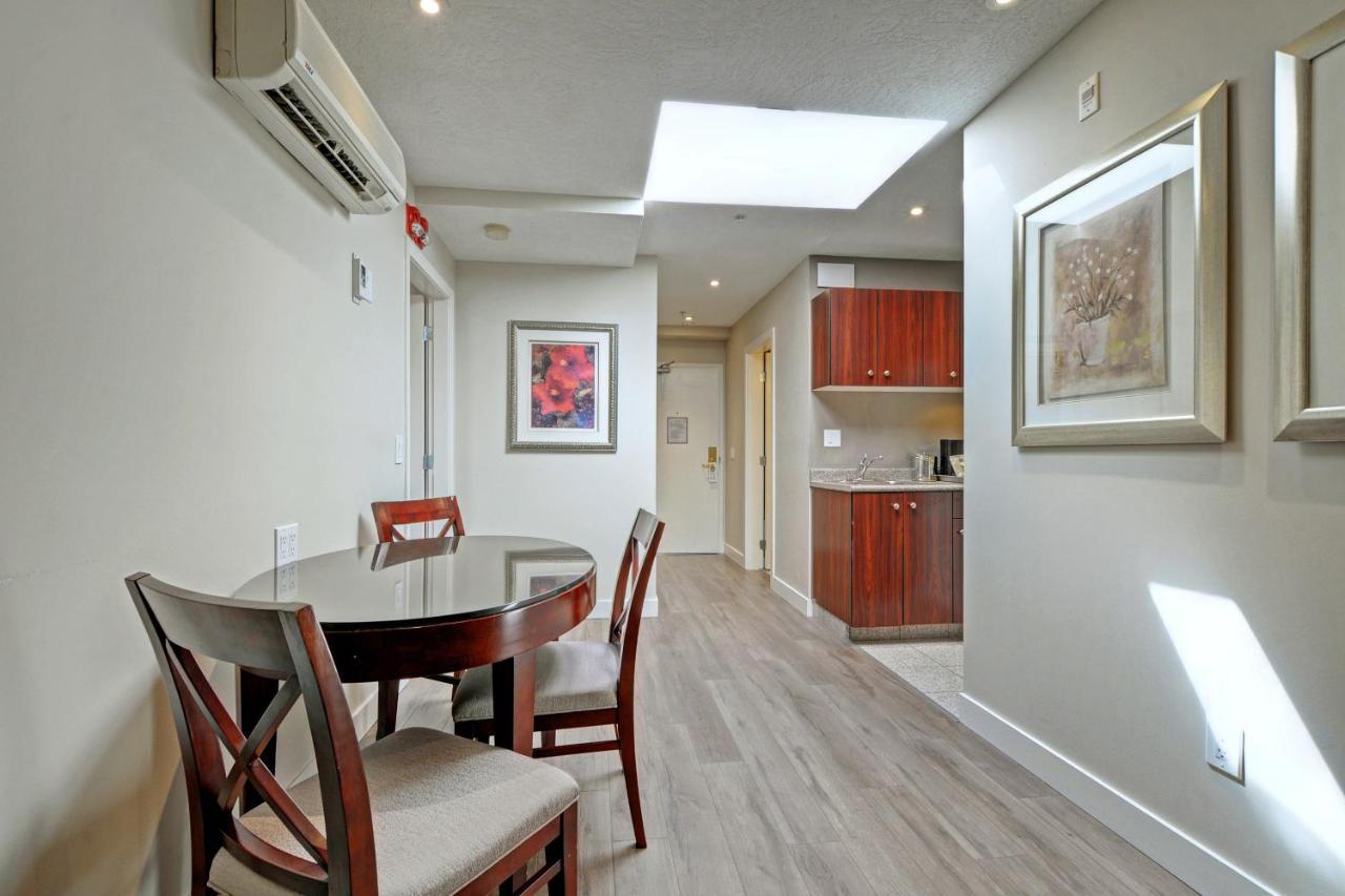 Red Lion Inn And Suites Victoria Saanich Extérieur photo
